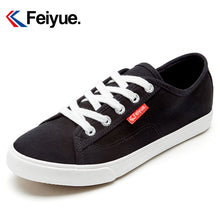 Load image into Gallery viewer, Simple Low-top Canvas Sneaker